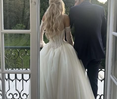 2 Brides Wedding, Trendy Wedding Dresses 2023, Classic Romantic Wedding Dress, Greta Louise Wedding, Greta Rolli Wedding, Fancy Beach Wedding, Princess Wedding Aesthetic, Film Production Aesthetic, Church Wedding Aesthetic