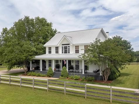 White Picket Fence Ideas, Picket Fence Ideas, Dream House Country, Farm Dream, Future Farmhouse, Vintage Houses, Cowgirl Stuff, Ranch Homes, Pretty Houses