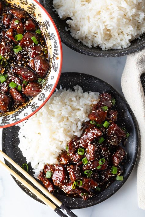 Bowl of beef teriyaki garnished with sliced green scallions, with white rice side-by-side in the bowl. Shaved Steak Rice Bowl, Teriyaki Beef Recipes, Steak Teriyaki Bowl, Asian Steak Bowl, Teriyaki Beef Tips, Teriyaki Beef Bowl Recipe, Beef Teriyaki Bowl, Steak And Rice Bowl, Teriyaki Beef Bowl