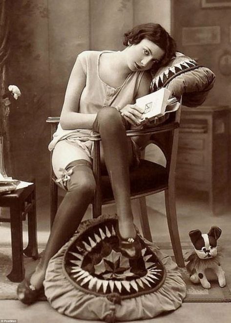 A hint of skin: Whereas this photo — taken somewhere in the west around 1920 — was labeled... Postal Vintage, Fotografi Vintage, Flapper Girl, Woman Reading, Roaring Twenties, Photo Vintage, Girl Reading, Old Postcards, Steve Mcqueen