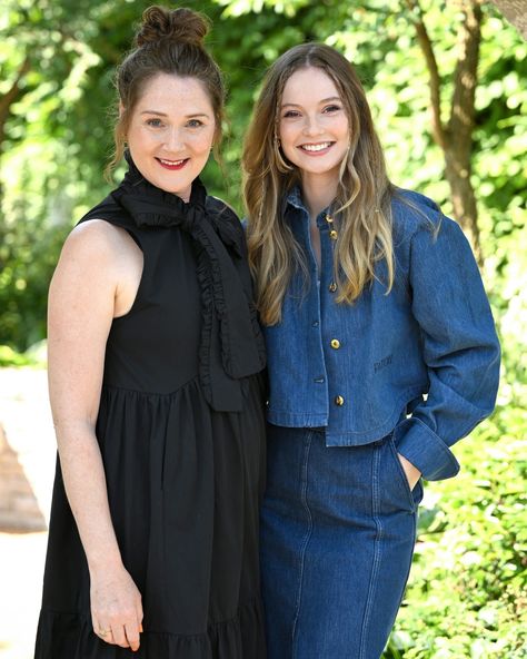 Bridgerton stars Jonathan Bailey, Ruth Gemmell and Hannah Dodd attended the RHS Chelsea Flower Show yesterday, to visit the garden inspired by the popular Netflix series 😍 Ruth Gemmell Bridgerton, Ruth Gemmell, Dulce Et Decorum Est, Netflix Series, Chelsea Flower Show, Garden Inspired, Always And Forever, Celebrities Female, Chelsea