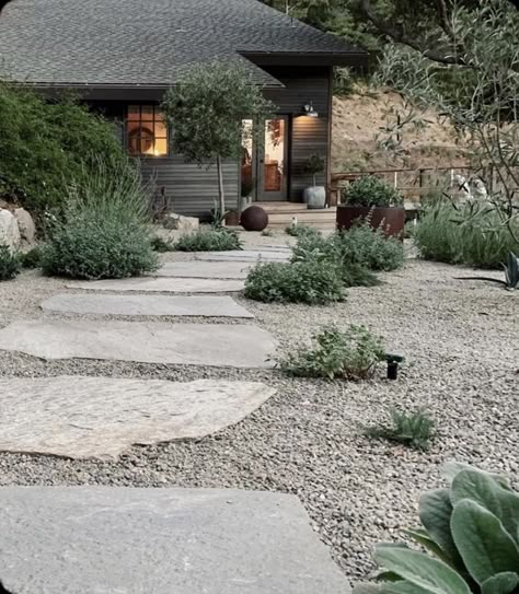 Dry Garden, Gravel Garden, Entrance Design, Mediterranean Garden, Home Landscaping, Backyard Inspo, Garden Landscape Design, Home Diy Decor, Front Porch Ideas