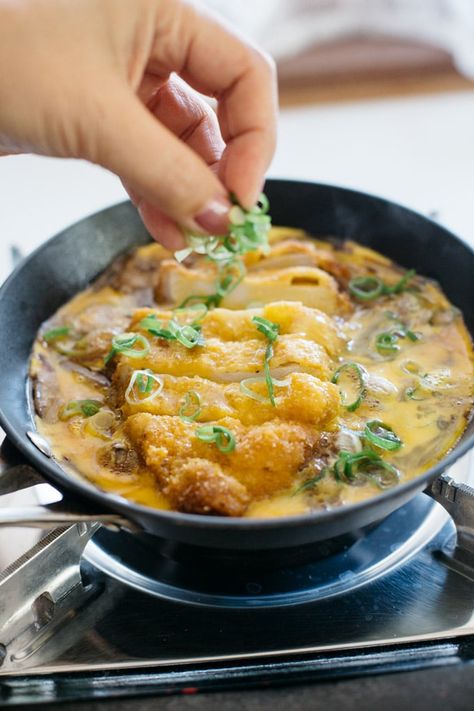 katsu being cooked in a frying pan with sauce and egg Katsudon Sauce Recipe, Chicken Katsudon Recipe, Katsudon Recipe Pork, Chicken Katsu Don Recipe, Chicken Katsudon Bowl, Japanese Rice Cooker, Katsu Recipes, Bar Restaurant Design, Anime Foods