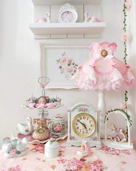 Gyaru Room, Pink Cc, Shabby Chic Aesthetic, Vintage Style Decor, Feminine Home Offices, Chic Room, Hime Gyaru, Parisian Cafe, Shabby Chic Room