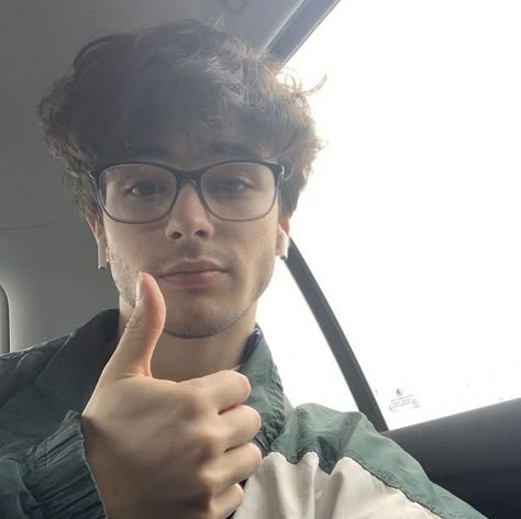 Alfie Templeman, Aesthetic Guy Outfits, Man With Glasses, Young Men Haircuts, Nerdy Guys, Zayn Malik Photos, Mens Facial, Men Haircut Curly Hair, Boys Glasses