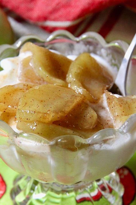 Apple Pie With Ice Cream On Top, Fall Ice Cream Sundae Ideas, Apple Sauce For Ice Cream, Apple Pie Ice Cream Topping, Fruit Ice Cream Toppings, Fruit Topping For Ice Cream, Apple Topping For Ice Cream, Alfredo Vegetables, Ice Cream Serving Ideas