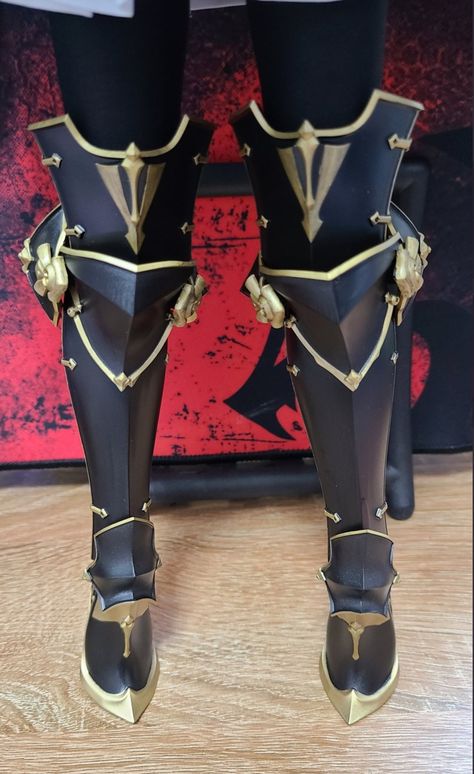 Armadura Cosplay, Armor Shoes, Armor Drawing, Female Armor, Cosplay Armor, Knight Armor, Fantasy Armor, Fashion Design Drawings, Armor Concept