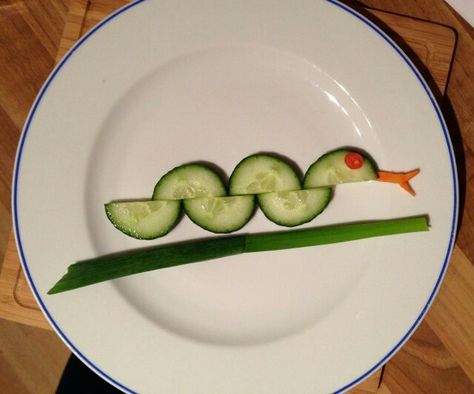 Cucumber Snake, Cucumber Carving, Fun With Kids, Kids Plate, Pictures Of Food, Serving Ideas, Cucumber Slices, Food Art For Kids, Amazing Food Art