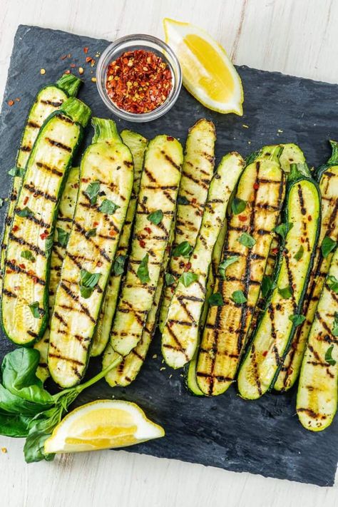 Grilled Zucchini Recipes, Grilled Courgette, Summer Side Dishes Recipes, Grilled Side Dishes, Easy Summer Side Dishes, Summer Squash Recipes, Easy Zucchini Recipes, Zucchini Recipe, Easy Zucchini