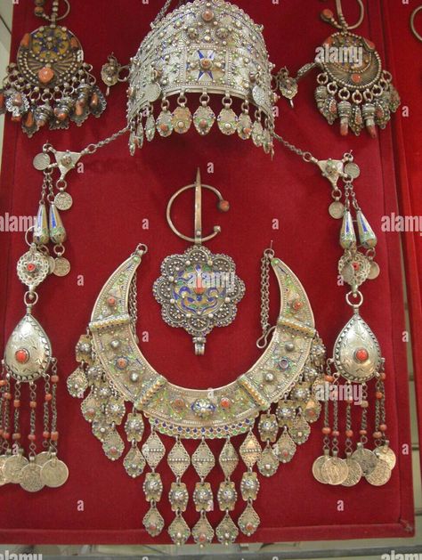 Algerian Wedding, Algerian Jewelry, Algerian Clothing, Russian Lashes, English Uk, Learn Spanish Online, Moroccan Jewelry, Moroccan Women, Spanish Grammar