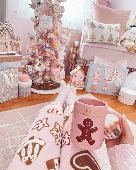 𝑔𝒾�𝓃𝑔𝑒𝓇𝒷𝓇𝑒𝒶𝒹 𝓈𝓅𝒾𝒸𝑒 & 𝑒𝓋𝑒𝓇𝓎𝓉𝒽𝒾𝓃𝑔 𝓃𝒾𝒸𝑒 🤎💖🤎 | Instagram Gingerbread Aesthetic Christmas, Gingerbread Christmas Tree Pink, Pink And Gold Christmas Aesthetic, Pink Christmas Kitchen, Pink Christmas Decorations Bedroom, Pink Gingerbread Christmas Decor, Pink Gingerbread Christmas Tree, Christmas Pink Decorations, Gingerbread Christmas Decorations Tree