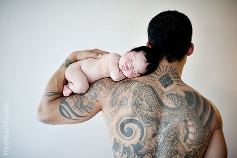 Tattoo's and Newborn Newborn And Daddy Pictures, Newborn Tattoo, Newborn Parents, Newborn Hospital Pictures, Tattoo On Back, Dad Tattoo, Baby Boy Newborn Photography, Newborn Photography Poses, Newborn Baby Photoshoot