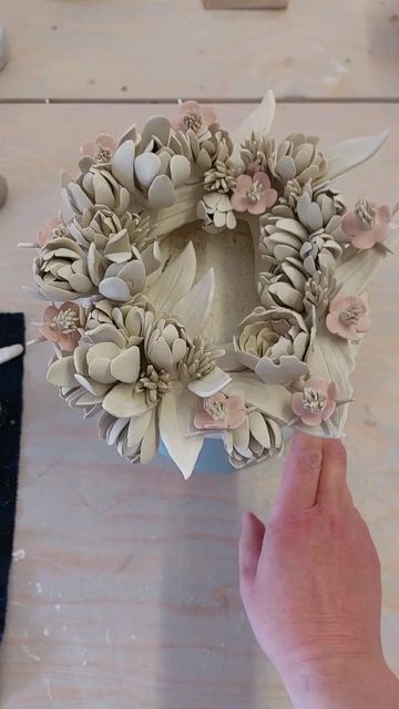 Ceramic Wreath, Everlasting Flowers, How To Make Clay, Clay Flower, Contemporary Ceramics, Ceramic Flowers, Flower Wreath, Flower Vase, Botanical Art