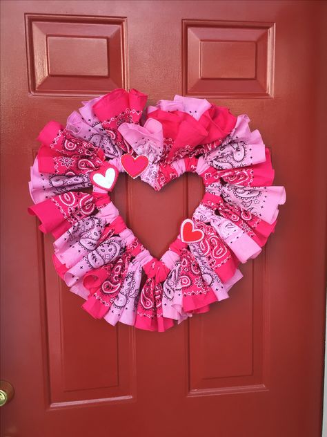 Bandana Heart Wreath Dye Wreaths, Bandanna Wreath, Bandana Wreaths, February Decorations, Western Vbs, October Diy, Bandana Ideas, Diy Bandana, Tutu Wreath