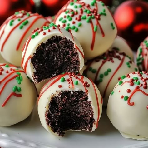 Oreo Balls for Christmas Oreo Cookie Balls Recipe, Oreo Balls Christmas, Cookie Balls Recipe, Oreo Ball, Oreo Cookie Balls, Holiday Desserts Christmas, Cookie Balls, Best Christmas Desserts, Mint Oreo