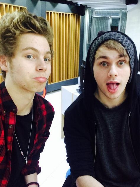 Luke Hemmings and Michael Clifford<<<<oh....my....god they are so hot Luke Hemmings 2014, 2014 Wallpaper, 5sos Memes, Calum Thomas Hood, Michael Gordon, Five Seconds Of Summer, Michael Clifford, Calum Hood, 1d And 5sos