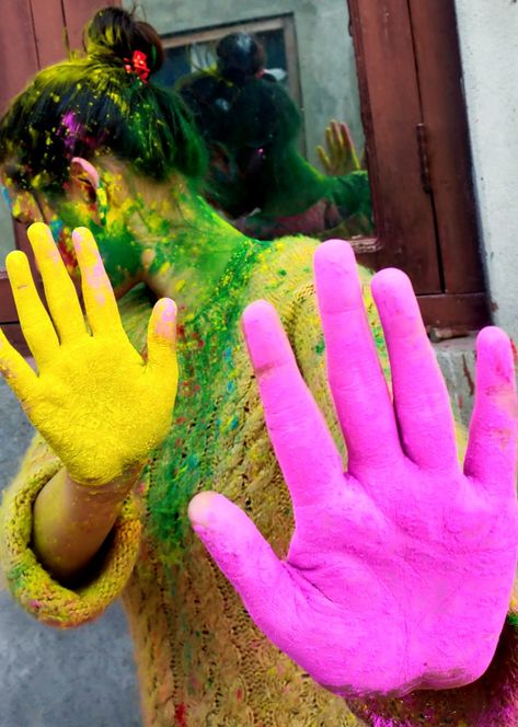 Holi Dp Girl Hidden Face, Hidden Face Holi Pic, Holi Girl Aesthetic, Holi Snaps Snapchat, Holi Candid Pictures, Holi Pic Hide Face, Holi Snap Ideas, Holi Snapchat Stories India, Holi Fake Snap