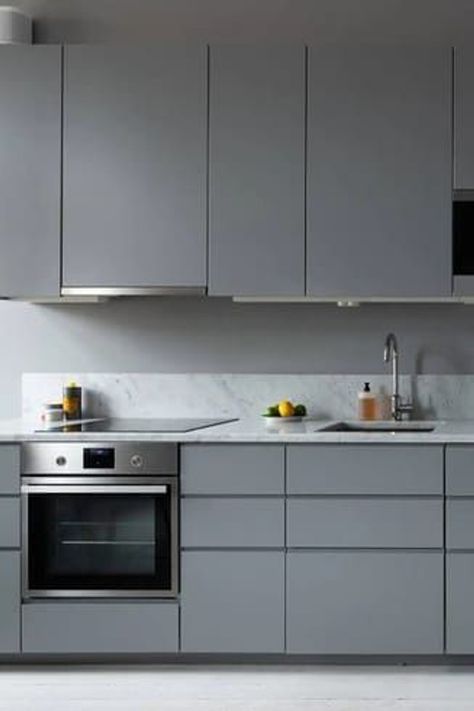 A minimal and modern kitchen with dark grey cabinetry against dark grey walls with a white marble countertop popping out Small Minimal Kitchen, Grey Kitchen Ideas Modern Gray, Gray Modern Kitchen, Gray Color Schemes, Dark Gray Walls, White And Gray Kitchen, Dark Grey Kitchen Cabinets, Grey Cupboards, Grey Kitchen Walls