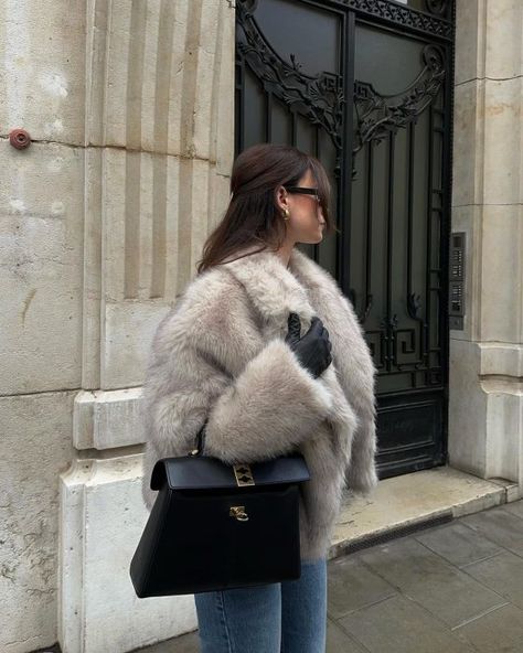 Styling A Fur Coat, Winter Outfits Fur Coat, Winter Coat 2024, Winter Fits Women, Middle Size Outfits, Winter Bday Outfit, Poland Outfits, Italian Winter Fashion, Types Of Aesthetics Styles