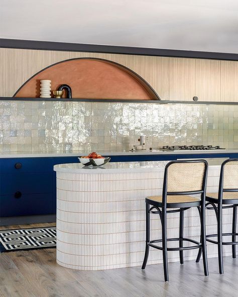 The Design Files on Instagram: “A glam '60s-inspired makeover for a drab suburban home!⁠⁠ _⁠⁠ LINK TO FULL STORY IN BIO⁠⁠ .⁠⁠ .⁠⁠ .⁠⁠ Pics @fiona_susanto⁠⁠ Interior design…” Square Tile Backsplash, Glossy Kitchen, Kitchen Artwork, White Kitchen Island, Blue Cabinets, White Countertops, Hill House, Kitchen Trends, Blue Kitchens