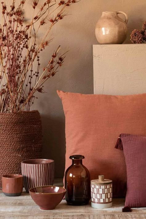 Terracotta Bedroom and Living Room decor moroccan Dekorasi Maroko, Terracotta Living Room, Terracotta Bedroom, Terracotta Decor, Moroccan Decor, Room Colors, Autumn Home, 인테리어 디자인, Bedroom Inspirations