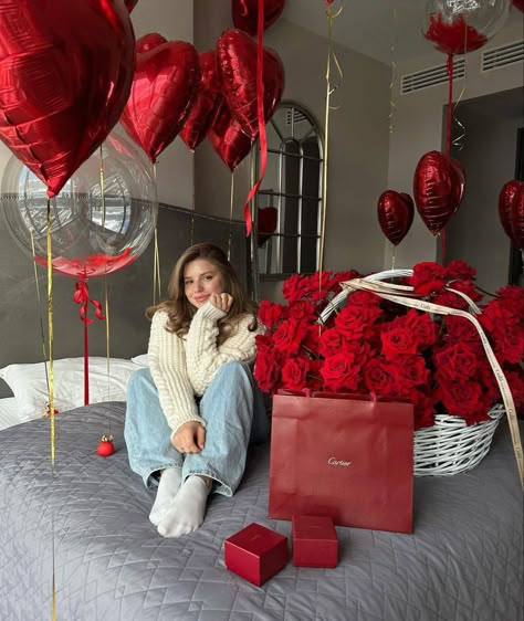 Valentine Gifts For Him, Valentines Day Aesthetic, Valentines Gift For Boyfriend, Baddie Apartment Ideas, Luxury Birthday Gifts, Boyfriend Valentines, Luxury Birthday, Dream Mansion, Insta Inspiration