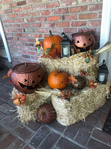 Hay Bale Decorations, Fall Lawn, Outdoor Fall Decor Ideas, Magical Autumn, Day After Thanksgiving, Fall Garden Decor, Thanksgiving Decorating, Warm Apple Cider, Porch Decorations