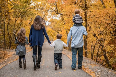 Family Walking Photography, Family Holding Hands, Family Walking, Family Posing Guide, Large Family Poses, Fall Photo Shoot Outfits, Autumn Family Photography, Fall Family Portraits, Family Of Five