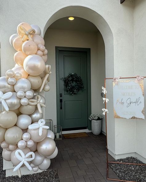 Neutral pearl balloons and dreamy cream backdrops 🤍 #babyshower #babyshowerdecorations #balloongarlands #azballoons #azeventplanner… | Instagram Cream Baby Shower Decor, Pearl Balloon Garland, Sprinkle Decorations, Baby Sprinkle Decorations, Pearl Baby Shower, Pearl Balloons, Balloon Arches, Baby Shower Decor, Balloon Decor