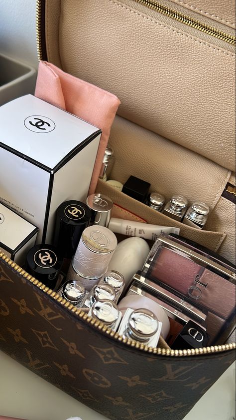 Girly Aesthetic, Luxury Lifestyle Dreams, Makeup Obsession, Luxury Makeup, Makeup Items, روتين العناية بالبشرة, Lily Collins, Best Amazon, Makeup Essentials