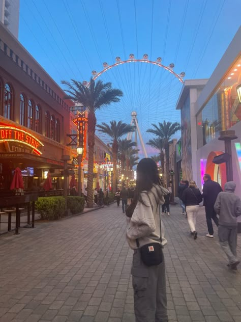 Vegas Ferris Wheel, Catch Me In Vegas Catch Me In Tokyo, Las Vegas Aesthetic Pictures, Las Vegas Fits, Las Vegas Aesthetic Outfit, Las Vegas Picture Ideas, Las Vegas Ferris Wheel, Las Vegas Instagram Pictures, Ferris Wheel Aesthetic