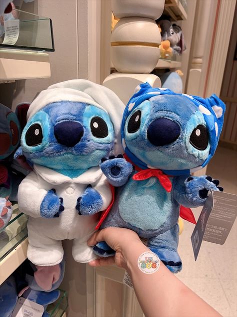 Stitch & Scrump OHANA LIFE Collection is released at Hong Kong Disneyland Now~! June 26th is Stitch Day. Introducing a hero-style Stitch stuffed animal. A mischievous stuffed toy inspired by the scene in the work of "Lilo & Stitch". It's Stitch playing with laundry. It's a moderately sized plush toy that can stand on its own, so you can put it on the floor of your room. Perfect for your living room or children's room♪ Size:Height approx. 29 x Width 18 x Depth 15 (cm) Material: Polyester Lilo And Stitch Toys, Stitch Stuffed Animal, Stitch Scrump, Stitch Pajamas, Lilo And Stitch Merchandise, ليلو وستيتش, Pajama Style, Disney Stuffed Animals, Lilo And Stitch Quotes