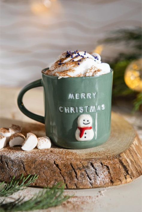 Couples Christmas Mugs, Christmas Mugs Ceramic, Christmas Clay Mug, Xmas Ceramic Ideas, Ceramic Christmas Decor, Christmas Mugs Aesthetic, Unique Gift Ideas For Best Friend, Winter Pottery Ideas, Christmas Decorations Clay