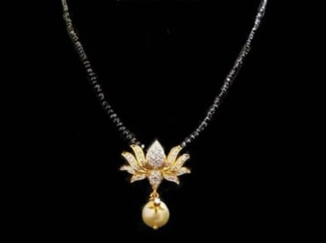 Lotus Design Mangalsutra, Lotus Mangalsutra, Lotus Pendant Gold Indian, Antique Necklace Gold, Gold Ideas, Mangalsutra Design, Black Beads Mangalsutra Design, Diamond Pendants Designs, Gold Earrings Wedding