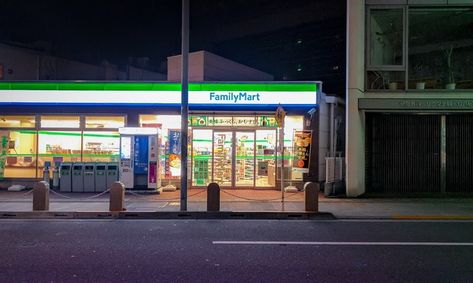 All Japanese convenience stores are famously great, but which is the best? Here's the answer. Convenience Store Aesthetic Night, Japan Convenience Store, Convenience Store Aesthetic, Harajuku Shopping, Family Mart, Japanese Food Traditional, Store Aesthetic, Japanese Lifestyle, Japanese Store