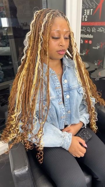 Color 30 And 613 Knotless Braids, Boho Knotless Braids With Color Brown, Blonde And Brown Boho Knotless Braids, Small Boho Knotless Braids With Color, Color 27 And 613 Knotless Braids, Mixed Color Knotless Braids, Small Boho Knotless, Boho Knotless Braids With Color, Mommy Hair