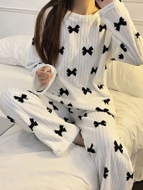 Sleeping Outfits For Women, Cute Pjs Set, Sleep Wear For Women Nightwear, Home Look Outfit, Home Outfit Women, Pyjamas Outfit, Cute Night Outfits, Pajamas Aesthetic, Cute Pajama