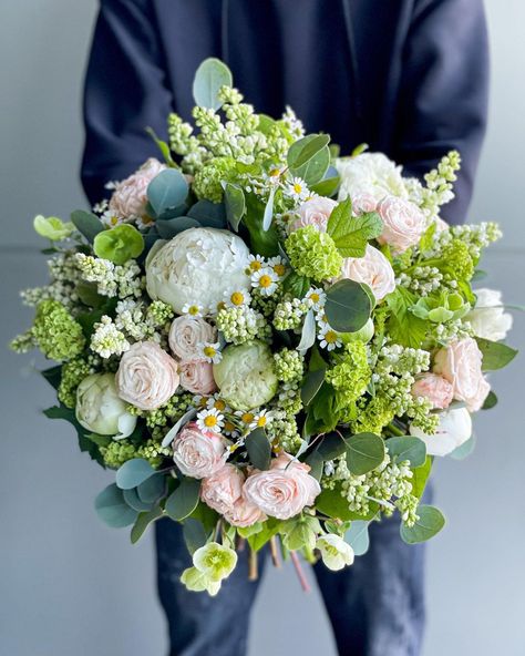 Matt Wasak on Instagram: “#mattflorist #masterflorist #peonies #viburnum #lilac #sprayroses #bukiet #floral #florysta #bouquet #lovemyjob #warsaw #boywithflowers…” Viburnum Bouquet, Spray Roses, Love Flowers, Peonies, Florist, Lilac, Floral Wreath, Floral, Flowers