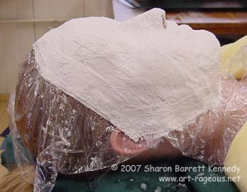 Mask Lesson- easiest way to make plaster gauze masks with your class. Tip: use PLASTIC WRAP instead of Vaseline! Mascara Papel Mache, Plaster Gauze, Strašidelný Halloween, Sculpture Lessons, Plaster Crafts, Plaster Of Paris, Concrete Diy, Plastic Wrap, Paper Clay