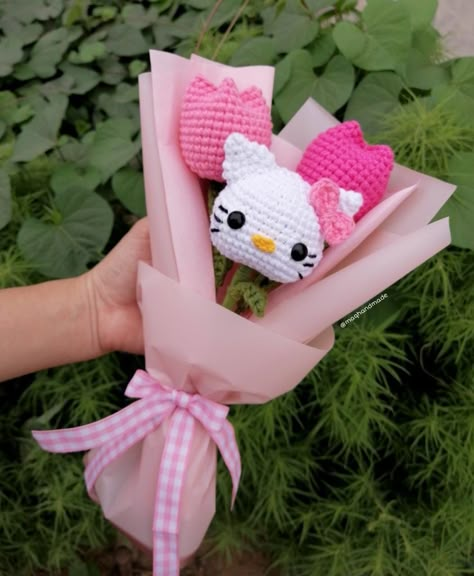 Realizado a mano por MAQ Handmade Encuetranos en nuestros insta Crochet Hello Kitty Bouquet, Valentines Crochet Bouquet, Crochet Flower Bouquet Hello Kitty, Valentines Crochet Ideas, Aesthetic Hellokitty, Aesthetic Crochet Flower Bouquet, Mother’s Day Bouquet Crochet, Flower Shop Design, Hello Kitty Crochet