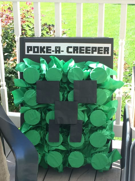 Poke-a-creeper game.  Each cup was filled with a prize.  The kids poked their fingers into the cup and found things like fake mustaches, gems, bubbles, etc.  How-to: Use a hot glue gun to glue the bottom of solo cups to a piece of foam board. Fill each cup with a prize. Cover each cup with a green napkin. Secure with a rubber band.   Place black napkins on top in shape of creeper face. Each child sticks finger through a napkin and retrieves the prize inside! Minecraft Party Ideas, Minecraft Party Games, Diy Minecraft Birthday Party, Church Trunk, Minecraft Diy, Christian Party, Minecraft Party Decorations, Minecraft Theme, Gamer Birthday