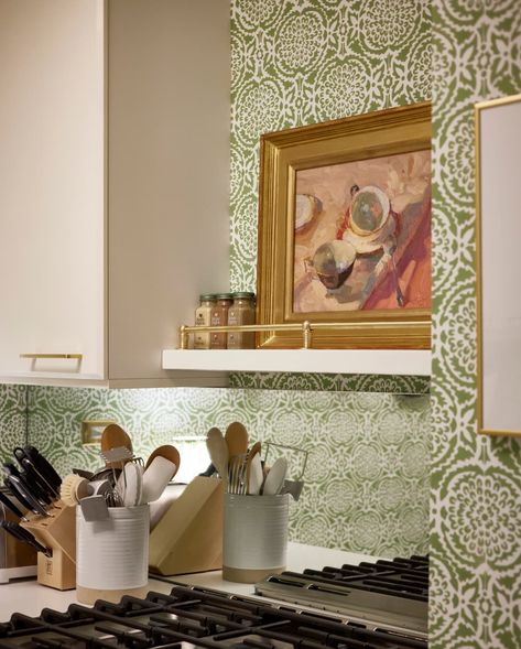 New York City Kitchen, Small Nyc Apartment, Vintage Band Posters, Stove Ideas, City Kitchen, Upper East Side Apartment, Green Wall Color, Kitchen Cost, Green Checkered