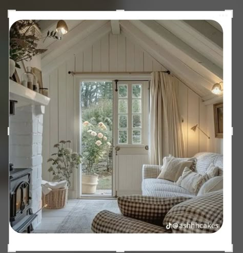 Tiny Cottage Living Room, Country House Aesthetic Interior, Cozy Modern Cottage, Cottage Style Homes Interior, Scandi Cottage, Cottage House Interior, Country Cottage Living, Casa Country, Cottage Ideas