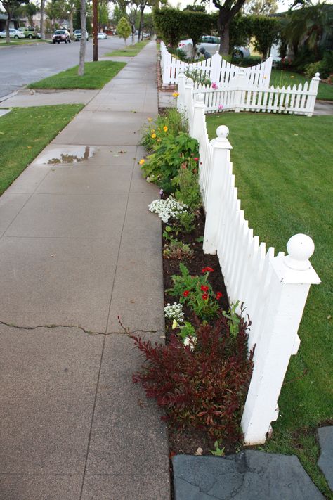 Picket Fence with room for plants along the front Yard Fence, Front Fence, White Fence, Patio Fence, Front Yard Fence, White Picket Fence, Fence Landscaping, Modern Fence, Fence Ideas