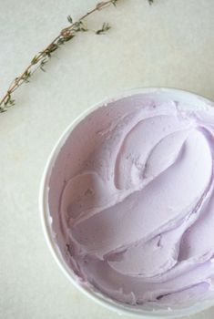 The fluffiest and most delicious lavender frosting. This lavender frosting recipe is the perfect pair for cakes cupcakes and cookies. Lavender Icing Recipe, Lavender Icing, Lavender Frosting, Lavender Food, Lavender Buttercream, Lavender Recipes, Culinary Lavender, Purple Food, Lavender Extract