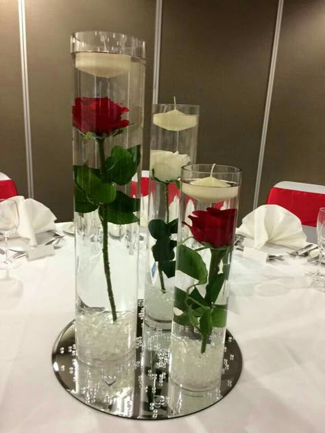 Red Roses Centerpieces, White Wedding Centerpieces, Red Centerpieces, Table Rose, Red And White Weddings, Quince Decorations, Silver Centerpiece, Red Wedding Theme, Gold Centerpieces