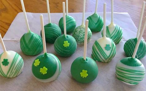 Delitelee.com - St. Patrick's Day Cake Pops! St Patricks Day Chocolate Covered Treats, St Patrick’s Cake Pops, St Patrick’s Day Cake Pops, St Patrick Strawberries, St Patricks Cake Pop, Cookie Pucks, St Patrick Day Snacks, St Patricks Day Cakes, Strawberry Recipe