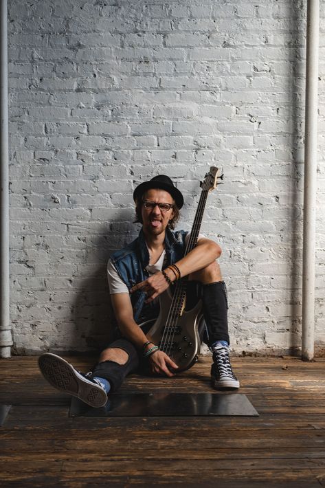 Guitarist Photoshoot, Guitar Players Photography, Music Poses, Golden Violin, Guitar Portrait, Senior Photos Boys, Band Photoshoot, Musician Photography, Bass Guitarist