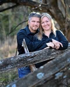 Fall Family Photography Ideas - Bing Images Front Yard Fencing, Older Couple Poses, Older Couple Photography, Yard Fencing, My Love Photo, Family Photo Outfits Winter, Autumn Family Photography, Older Couple, Farm Photos