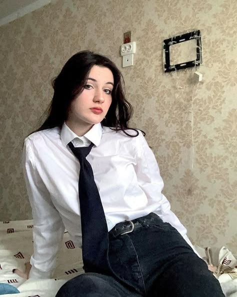 katri <3 (@ssenpeed) • Foto e video di Instagram Tied White Button Up Outfit, White Shirt Black Tie Women, Dress Shirt Women Outfit, Shirt And Tie Women, Women With Ties, Outfit With Tie, Outfit Formal Mujer, Big Little Sorority Shirts, Women In Ties